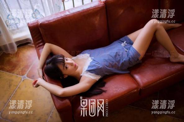 GIRLT果团网 - 当周妍希在沙发上挣扎，日常也能是一场“快乐的斗争”——写真大赏！