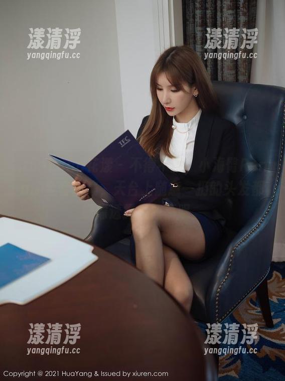 HuaYang花漾-小海臀Rena HuaYang花漾 - 不得不服,小海臀Rena的全套图集,天台上随意一扔的头发都好像透露着故事呢。
