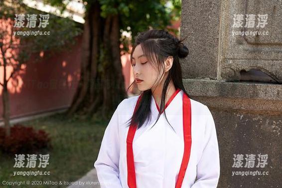 MiiTao蜜桃社-爱丽莎Lisa MiiTao蜜桃社 - 爱丽莎Lisa圣诞图包:她的装扮比我家树上的银饰还耀眼!