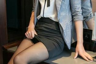UGirls尤果网 – 尤娜娜最新呈现:礼服写真,是不是有点心痒?