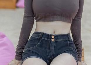 Xiuren秀人网 – 更新你的视野!龙泽美曦制服作品集,让你不得不关注这位新晋女神。