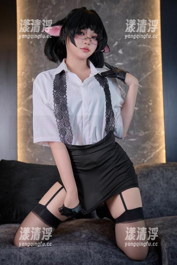 ZinieQ ZinieQ的私房图片里,白裙的每一个角度都让我想要讨论一下那个裙摆