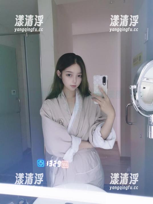 eloise软软 eloise软软的图包:双拼丝袜美图,双重满足?