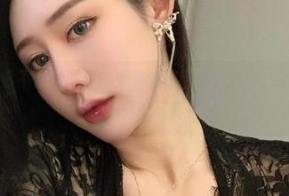 微密圈 – 看不爱笑的赛琳穿着渔网带钻连体袜,真是让人眼前一亮的写真!