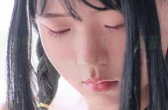 一本正经的今汐：天台JK写真，资源就藏在这些帅气的姿势里！