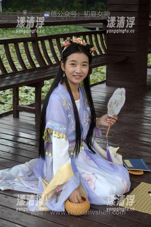 初夏女神-安妮 初夏女神 - 安妮的女王写真:背影杀,让人紧张得像宋小宝上台!