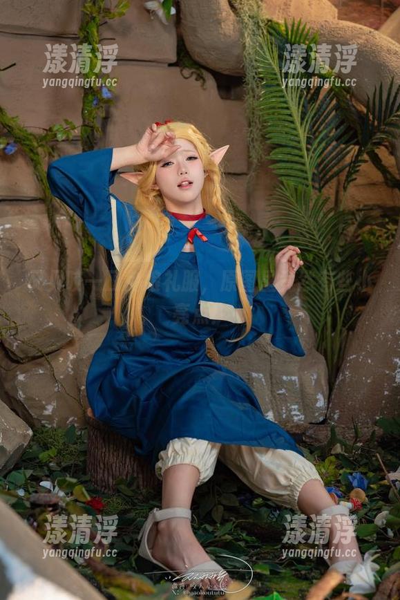 咬一口兔娘 又见咬一口兔娘礼服,原图里竟然有些小亮点!