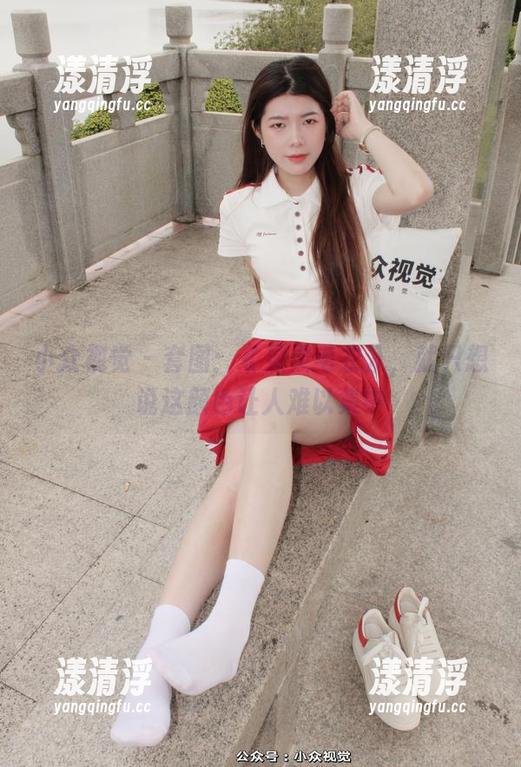 小众视觉 - 套图：《灵灵毛衣》，就只想说这颜色让人难以集中