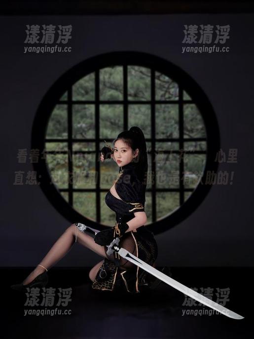 年年Nnian 看着年年Nniancos的“海上花”,心里直想:这衣服和pose,我也是有软肋的!