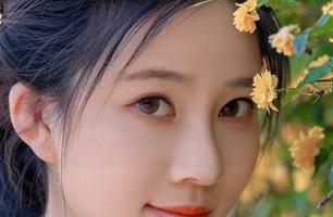 每一幅“年年Nnian”的作品，都在围绕吊带与她的时间流转。