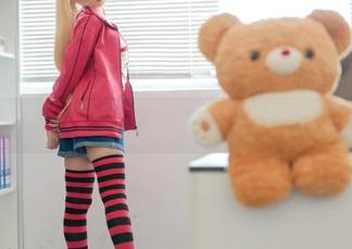 幼水铃衣的短裙秀，套图真能把人迷得神魂颠倒。