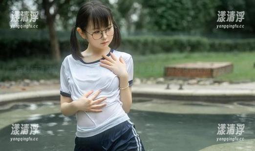 幼水铃衣 定制运动装扮,幼水铃衣在每张图片中转身的刹那好像都在挑衅反弹力。