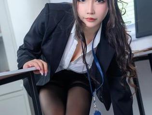 拥抱快感，抱走莫子在竞技泳衣写真集中卷土重来