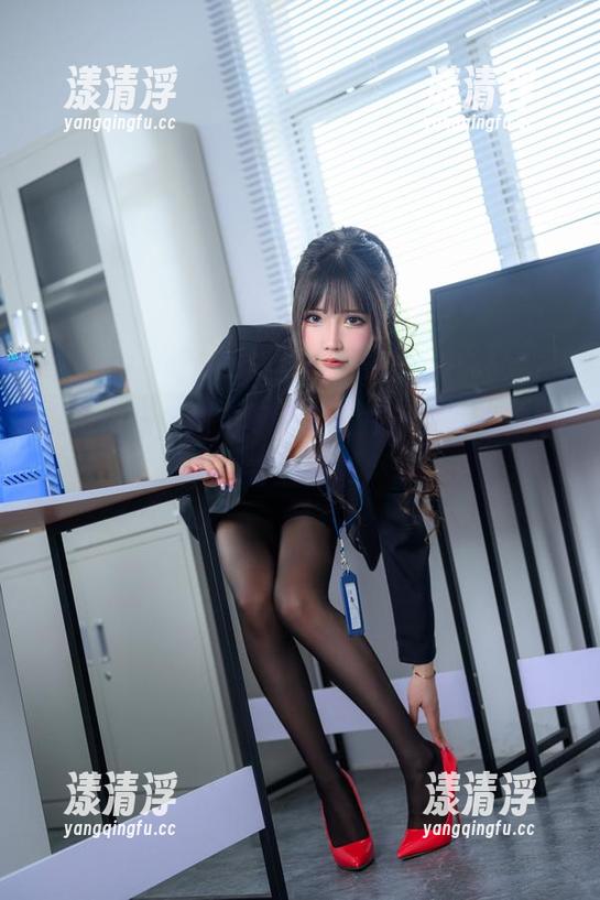 抱走莫子 拥抱快感,抱走莫子在竞技泳衣写真集中卷土重来