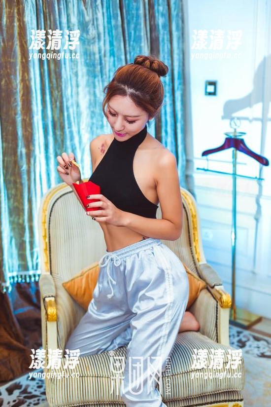 果团网展出：春风十里写真集，下载的人可得做好心理准备！