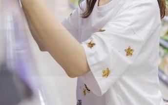 梦丝女神 – 璇璇的长筒袜写真集:别的博主在穿我的袜子吗?