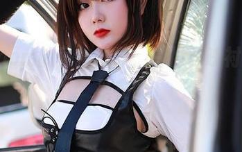 炸蛋Boom的私拍日常，白衬衫映衬的不只是衣服