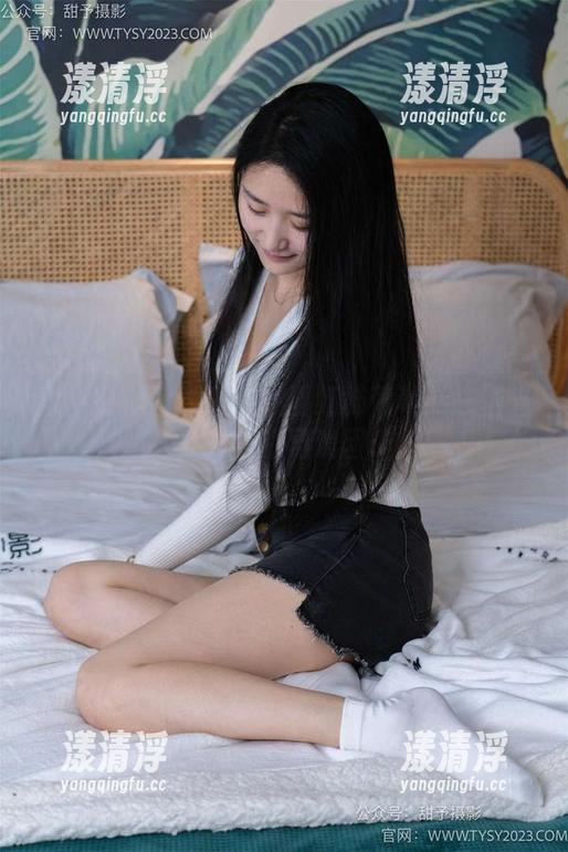 甜予摄影-璇璇 甜予摄影 - 璇璇与小西红柿葡萄:一场光脚高清马戏团