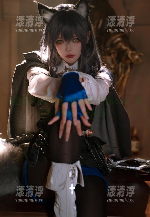 百合欧皇子 看百合欧皇子在白色的幕布下摆pose,快来下载照片,让灵感飞