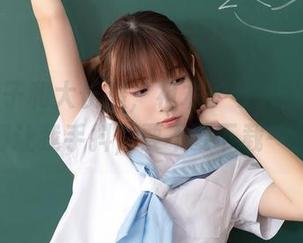 白色裙子和大长腿,祖木子今天的cos完美得让我手抖,要不要下载一份?