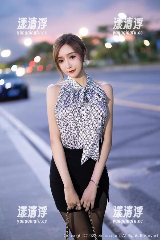 秀人网-奈奈Fox 秀人网 - 风中的奈奈Fox:旗袍舞动的瞬息,图片的情绪如此微妙