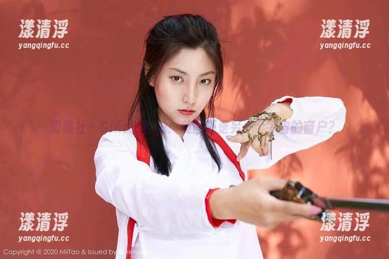 蜜桃社-Gina 蜜桃社 - Gina的自拍:美图还是另一个宇宙的窗户?