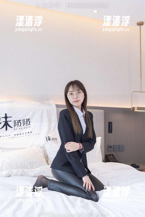 袜啵啵-奶油 袜啵啵 - 奶油的写真更新,厚黑丝五指袜让你恍惚了一秒好吗?
