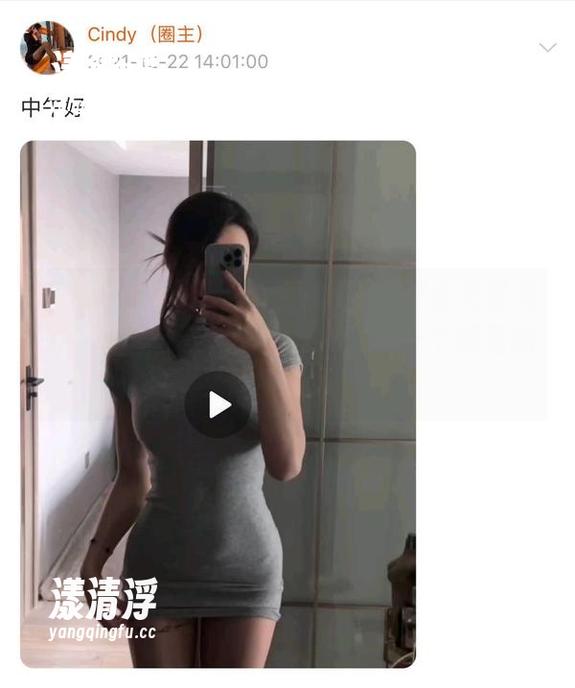 微密圈 - 每次看到金希儿穿上那条无圣光的连衣裙，心里就…很想给她一个搞怪的表情包。