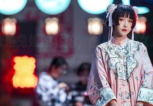 阿包也是兔娘的私拍,图集里的女友我差点以为是在演戏。