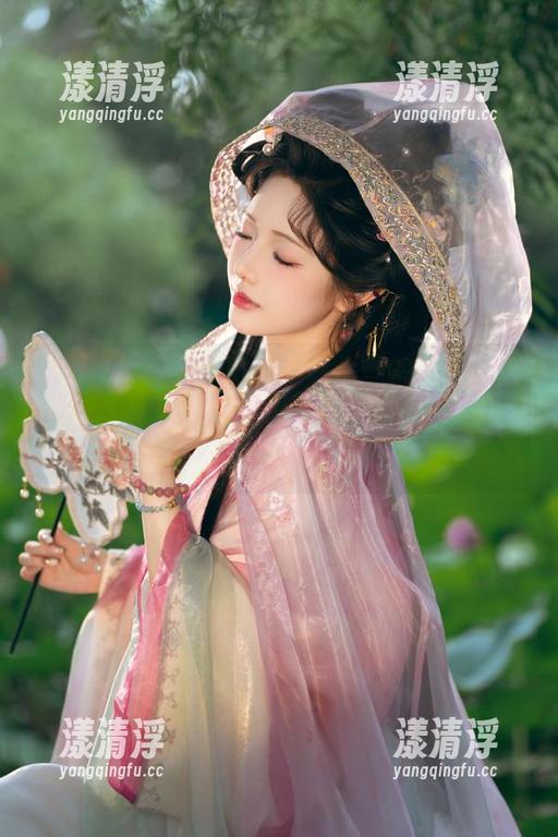 雯妹不讲道理 最新写真:跟随雯妹不讲道理的美脚,一起在指尖上舞动吧,哈哈,想像画面了没?