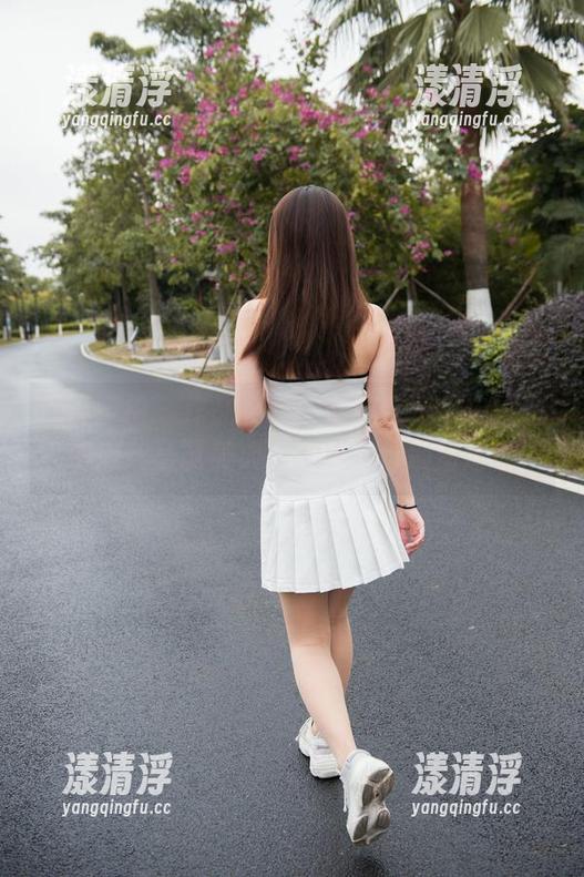 魔镜街拍 - 作品更新！婷婷在寒风中性感变肉丝圣诞美人，走过路过别错过！