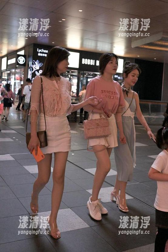 魔镜街拍黑丝蕾丝紧身裙在线美图，看多了，内心小鹿乱撞…