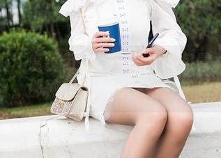 在线关注魔镜街拍：原图里的包臀裙搭配肉丝，那种状态，恰到好处的放松。